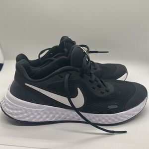 Nike Revolution 5 Size 6.5 Women's or Kids 5Y